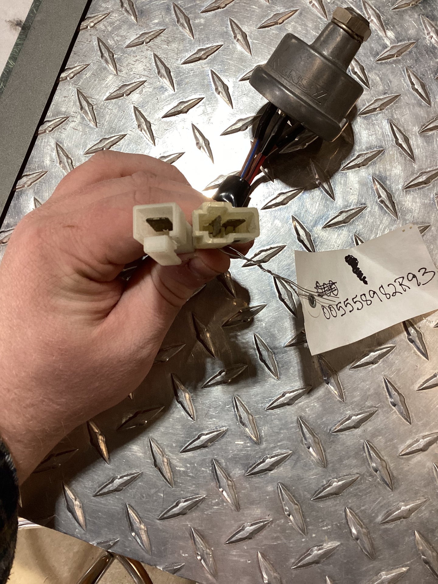 Mahindra Key Switch, 005558982R93