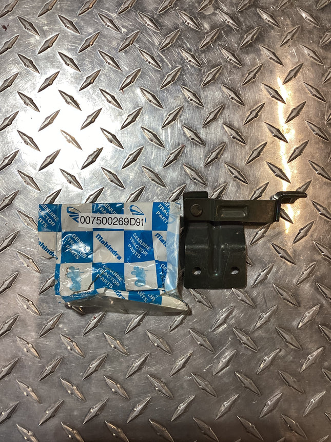 Mahindra LH Side Panel Latch, 007500269D91