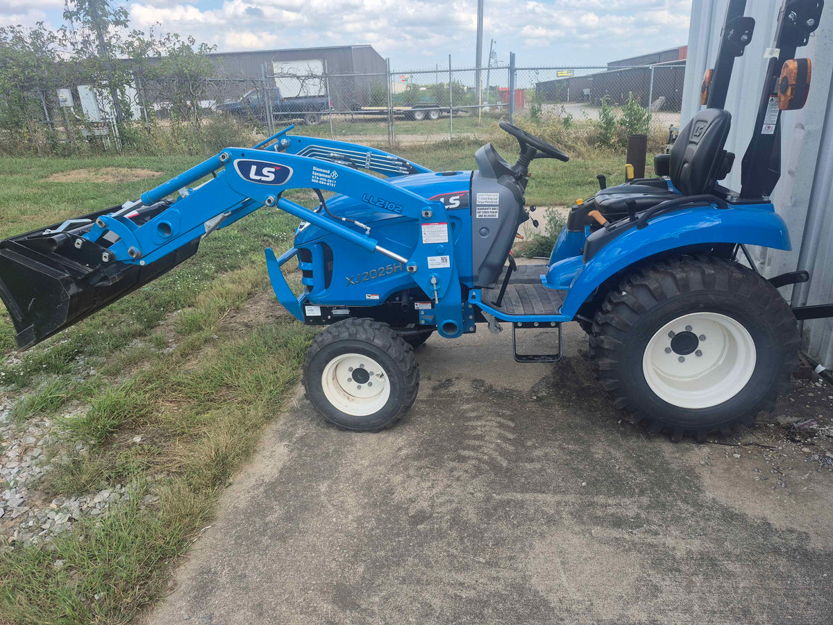 USED LS XJ2025 WITH LOADER